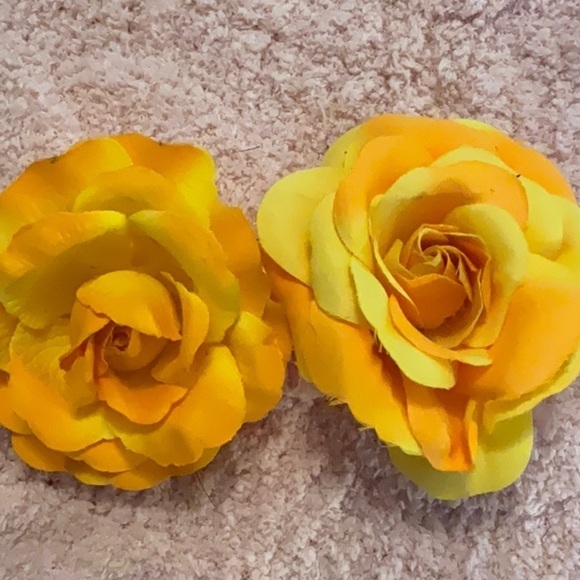 FLOWERS PIN CLIP PONYTAIL OPTION ON EACH - Picture 6 of 9